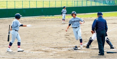 写真：開幕試合でホームインする羽幌の選手