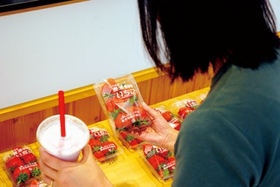 写真：「すいしゃ」で始まった豊浦産イチゴの販売