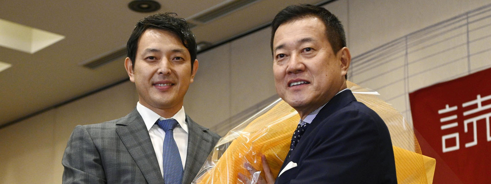 写真:現役引退の記者会見で原辰徳監督(右)から花束を受け取る巨人の岩隈久志投手=23日、東京ドーム