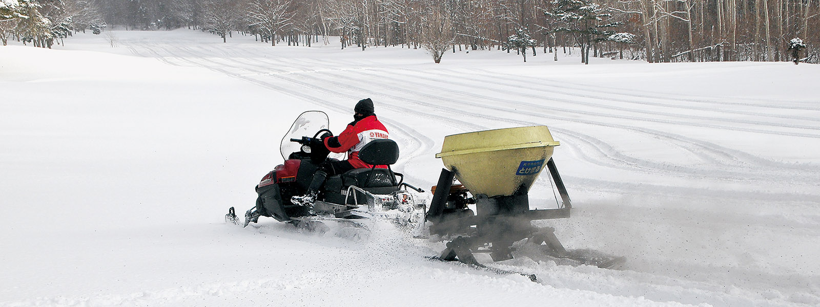 写真:春早める「ゼブラ」 伊達カントリー倶楽部で融雪剤散布