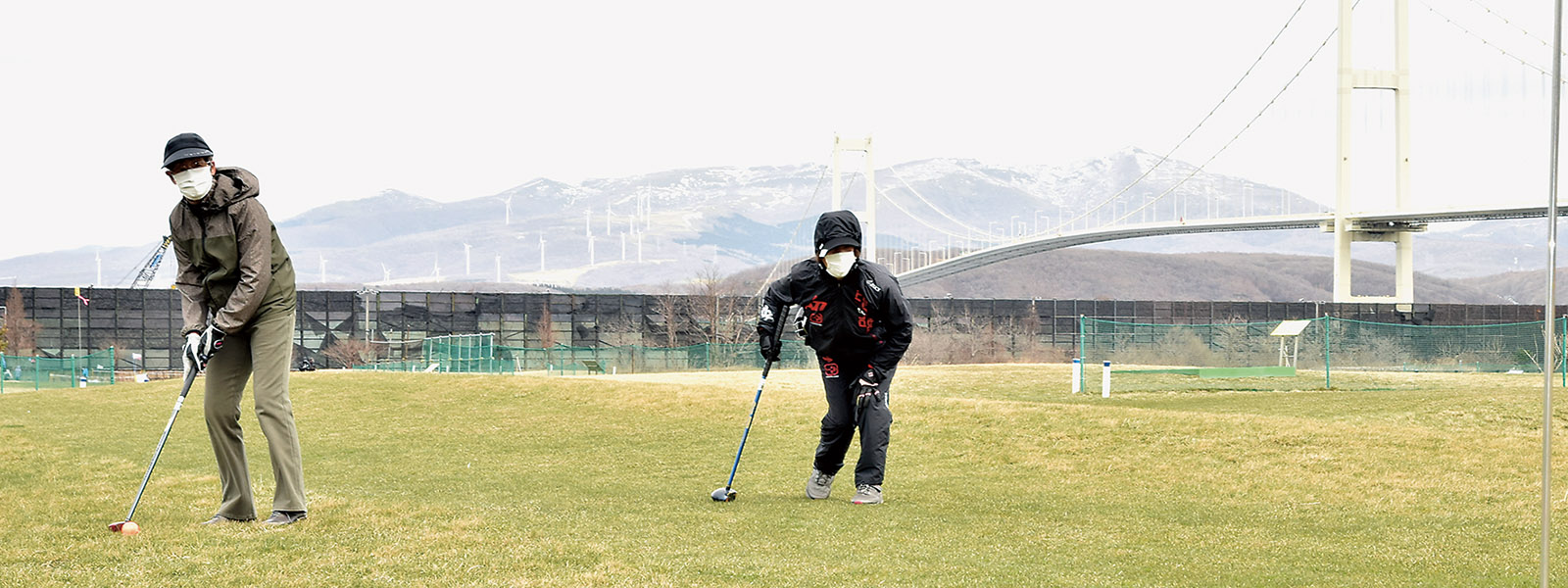 写真:待ってた初ショット 室蘭・白鳥大橋パークゴルフ場プレオープン
