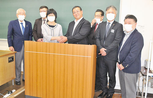 ４ｌｃが市立看護学院に演台寄贈 入学式などで活用を 室蘭民報社 電子版