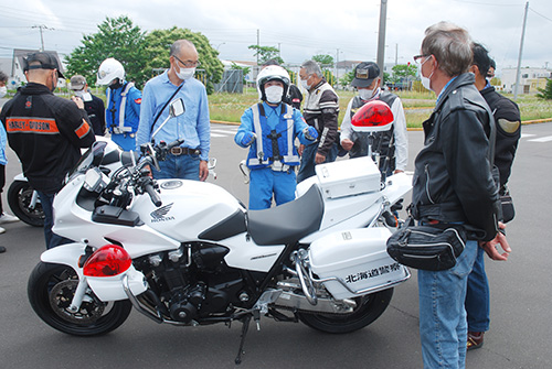 二輪車教室 白バイ隊員が指導 安全運転のコツ伝授 室蘭民報社 電子版