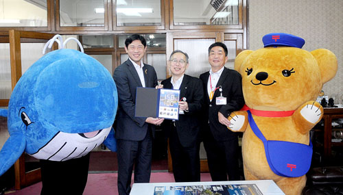 オリジナル切手贈る 室蘭郵便局が市に｜室蘭民報社 電子版