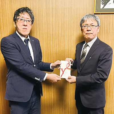 全国大会出場遠征費を寄付 本社、大谷室蘭高女子サッカー部に｜室蘭民