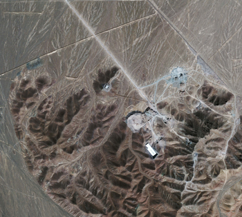 写真：イラン中部フォルドゥの核施設の衛星写真＝２００９年９月（ＡＰ＝共同）