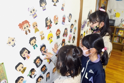 写真：「鬼滅の刃」の登場人物で装飾した富士児童館
