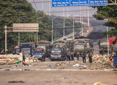 写真：ミャンマー・ヤンゴンで道路を封鎖する治安部隊＝１４日（ゲッティ＝共同）