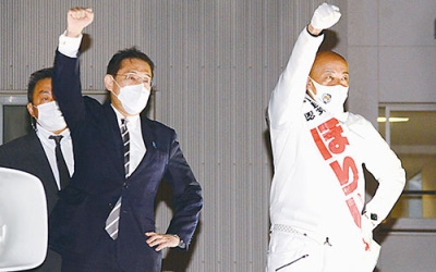 写真：「ガンバローコール」を行う堀井氏（右）。岸田首相ら大物政治家が続々９区入りした