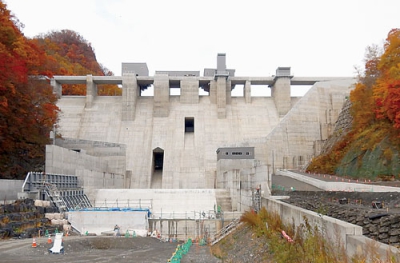 写真：供用開始へ準備が進む平取ダム（室蘭開発建設部提供）