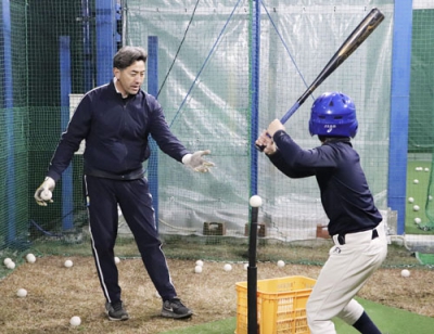 写真：野球アカデミーで指導する佐藤隆彦さん＝２０２１年１１月、千葉県市川市
