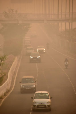 写真：大気汚染で視界が大幅に悪化したインド・ニューデリー＝２０２１年１１月（共同）