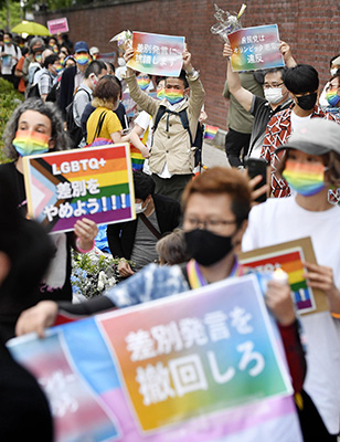 写真：自民党議員によるＬＧＢＴなどへの差別的な発言に抗議し党本部前に集まった人たち＝２０２１年５月、東京・永田町