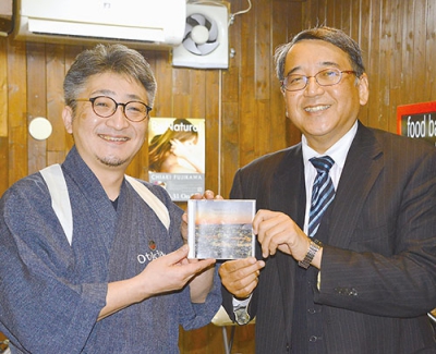 写真：ＣＤジャケットを持つ音喜多さん（左）と清水教授