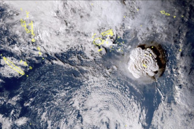 写真：１５日、南太平洋の島国トンガ沖の海底火山噴火の様子を捉えた衛星写真（気象庁提供、ＡＰ＝共同）