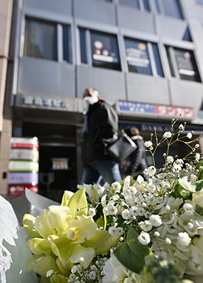 写真：放火殺人事件があった大阪・北新地のビル前に手向けられた花＝１６日午後