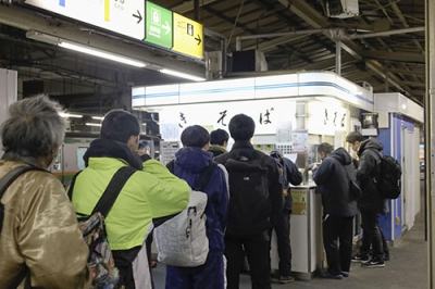 写真：営業最終日のＪＲ小山駅にある立ち食いそば店「きそば」を訪れる人ら＝１４日午後、栃木県小山市