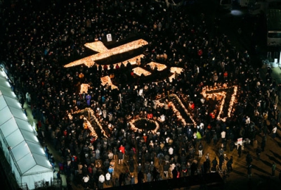 写真：阪神大震災から２７年となり、追悼会場に浮かび上がった「忘　１・１７」の文字＝１７日午前５時４６分、神戸市中央区の東遊園地