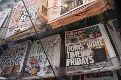 写真：英ロンドンの売店に並べられた新聞各紙＝１５日（ＡＰ＝共同）
