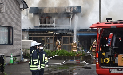 写真：登別市桜木町で発生した住宅火災＝昨年７月８日