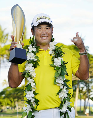 写真：プレーオフを制して米男子ゴルフのソニー・オープンで優勝し、アジア勢最多に並ぶ米ツアー通算８勝目を挙げた松山英樹＝１６日、米ハワイ州ホノルルのワイアラエＣＣ（共同）