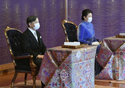 写真：「歌会始の儀」に出席された天皇、皇后両陛下＝１８日午前、宮殿・松の間