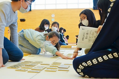 写真：楽しみながら日本の文化に触れた児童たち