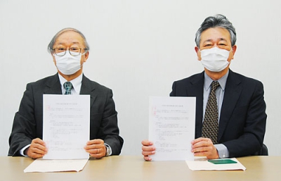 写真：協定書を手にする仲川会長（右）と有賀理事長