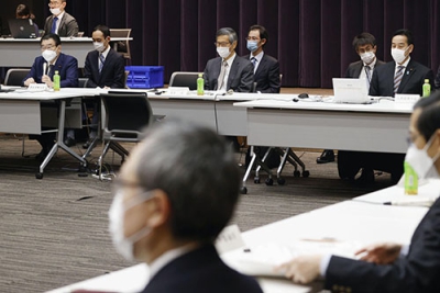 写真：新型コロナ対策の基本的対処方針分科会に出席した後藤厚労相（左端）、尾身茂会長（中央）、山際経済再生相（右端）＝１９日午前、東京都千代田区
