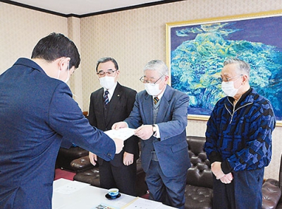 写真：青山市長に要望書を手渡す伊藤会長