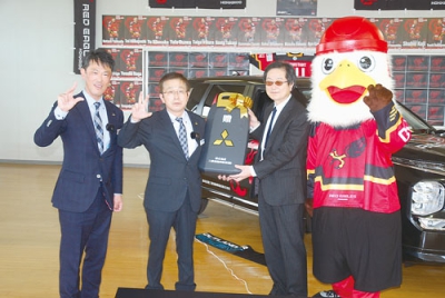 写真：竹俣社長に記念キーを手渡す栗橋社長（左から２人目）