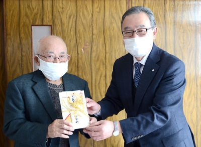 写真：２０日に満１００歳を迎えた渡内亀吉さん（左）