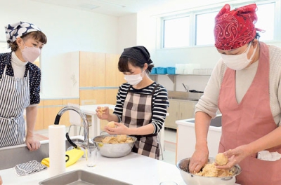 写真：川村さんからおいしい味噌の仕込み方を学ぶ参加者