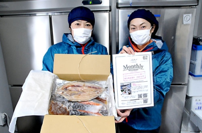 写真：地元の魚がぎっしり詰まったお魚定期便をＰＲする平塚さん（左）