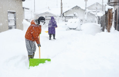 写真：除雪に追われる市民ら＝２２日午前９時４５分、伊達市元町