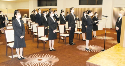 写真：新入生を代表して野口学院長に力強く誓いの言葉を述べる鈴木さん（手前右から２人目）