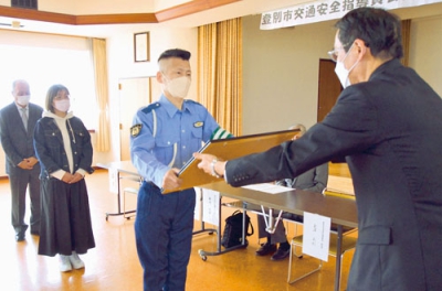 写真：北海道善行賞の表彰状を受ける受賞者