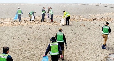 写真：海岸を清掃する伊達ライオンズクラブの会員（提供写真）