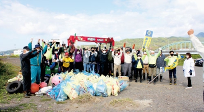 写真：幌別川河口周辺で大量のごみを拾い集めた参加者たち