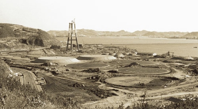 写真：日本石油精製（当時）の新工場と外港の整備が進む室蘭港＝１９７１年