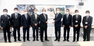 写真：谷内局長（右から４人目）に要望書を手渡す岩倉会長