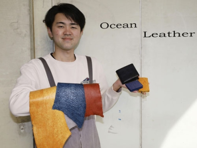 写真：廃棄される魚の皮を利用した革製品を手にする高橋大海さん＝４月、高知県南国市