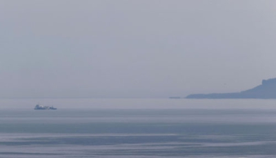 写真：知床半島沖で沈没した観光船を「飽和潜水」で捜索するため、事故現場に到着した作業船「海進」＝１９日午前