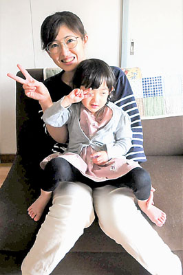 写真：北海道リトルベビーサークルゆきんこを立ち上げた高橋さんと次女・愛乃ちゃん