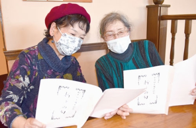 写真：「折々の句」を完成させた室蘭俳句協会の進藤会長（右）と宮川副会長