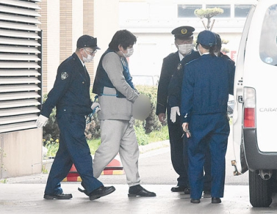 写真：室蘭署から身柄が送検される容疑者（左から２人目）＝２０日午後２時半過ぎ（画像の一部を加工しています）