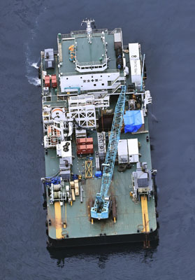 写真：知床半島沖の観光船沈没事故現場で、「飽和潜水」による捜索を行う作業船「海進」＝２０日午前（共同通信社ヘリから）