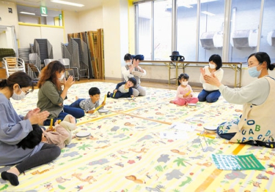 写真：４月に開講した３～６歳児の教室で英語に親しむ子どもたち