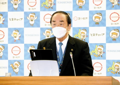 写真：公約の取り組み状況を説明する岩倉市長