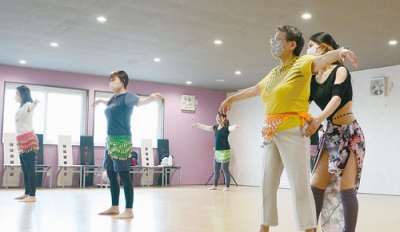 写真：姿勢を正しながらダンスの動きを学んだ参加者たち